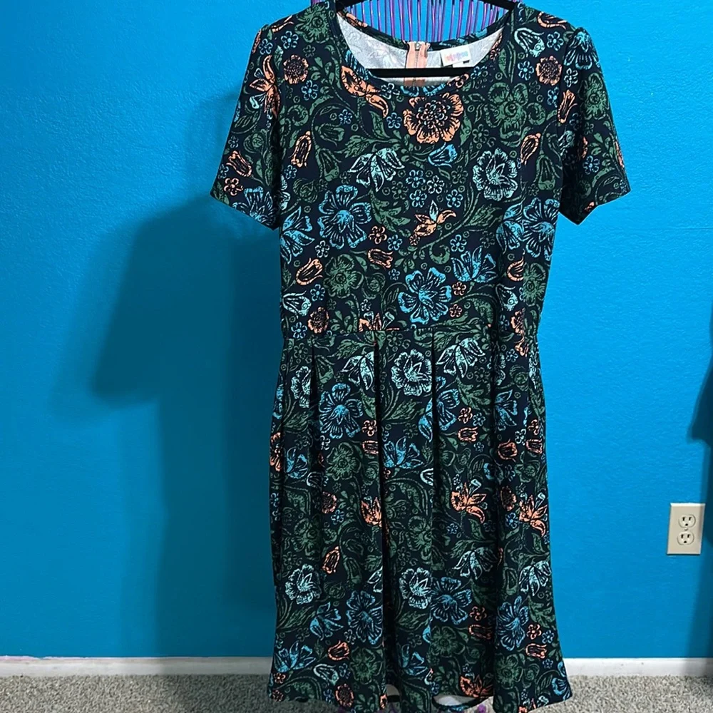 LuLaRoe Amelia Dress 2X Navy background stretchy w/ pockets. EUC - Picture 5 of 5